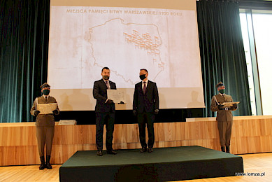 Łomża z tablicą upamiętniającą Bitwę Warszawską z 1920 roku