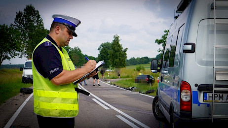 Wypadek na DK64. Kierowca zakleszczony w przewróconym aucie