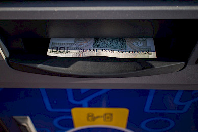 Posługiwał się przywłaszczoną kartą bankomatową