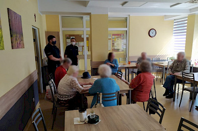 Bezpieczne grzybobranie - policjanci spotykają się z seniorami