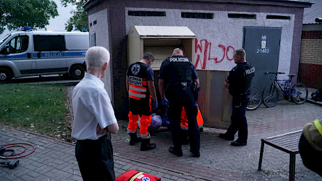 Uciekał przed policją. Schował się w pojemniku PCK