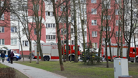 4-letnie dziecko wypadło z balkonu na IV piętrze
