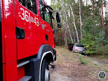 Opel na drzewie. Kobieta w szpitalu  [FOTO]