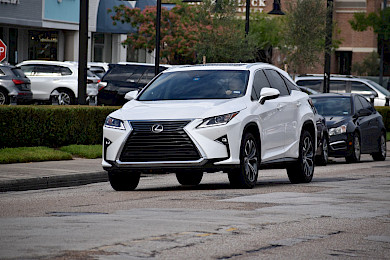 W nocy "zniknął" Lexus za 200 tyś