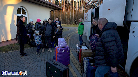 Matki z dziećmi z Ukrainy dotarły pod Łomżę. Wójt Piątnicy osobiści pojechał na Ukrainę [FOTO]