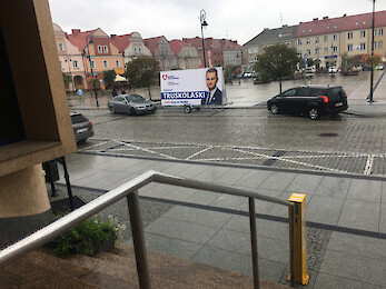 Kandydat Koalicji Obywatelskiej "blokuje" miejsca parkingowe