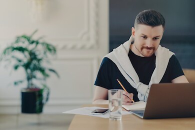 Jak rozwijać umiejętności przywódcze od początku kariery zawodowej?