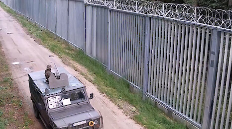Migranci z łopatami przy granicy  [VIDEO]