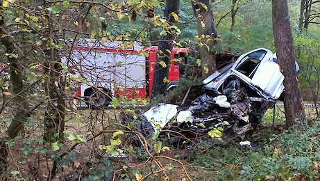 Tragiczny wypadek pod Łomżą. Auto wbite w drzewa  [FOTO]