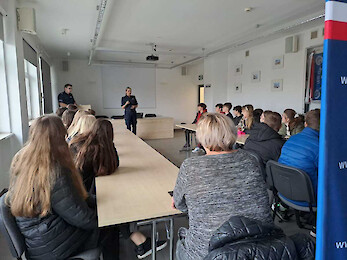 UCZNIOWIE ODWIEDZILI ŁOMŻYŃSKICH POLICJANTÓW