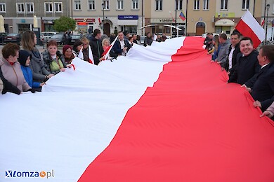 Wspólna ekspozycja flagi Polski i odśpiewanie hymnu
