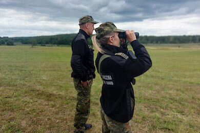 Doba na granicy. Agresywni migranci i zatrzymany kurier