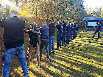 ŁOMŻYŃSCY POLICJANCI DOSKONALILI UMIEJĘTNOŚCI STRZELECKIE