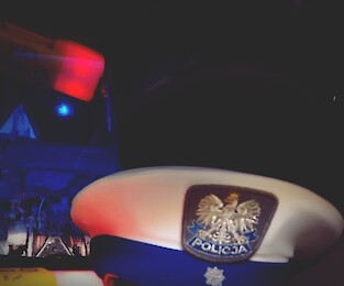 Ona zasnęła na środku drogi, on wpadł pod ciagnik