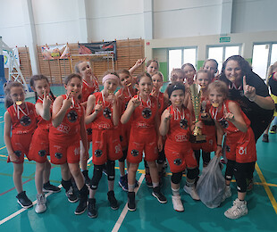 Pierwsze miejsce koszykarek UKS 4 Łomża z rocznika 2014 w turnieju pod nazwą " XV Mazurska Wiosna"