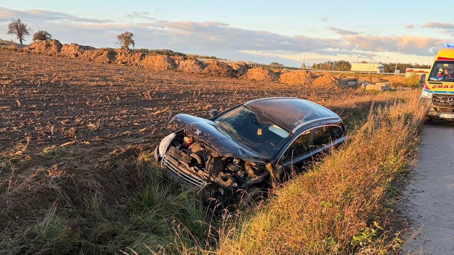 Peugeot dachował pod Łomżą