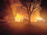 Płomienie objęły zabudowania. Nocna walka z żywiołem  [FOTO]