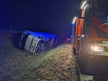 Ciężarówka w rowie przy trasie S61 – nocna akcja służb