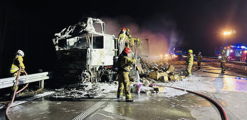 Płonące ciężarówki na S61 pod Łomżą – trasa całkowicie sparaliżowana  [FOTO]
