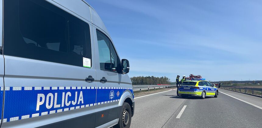 Pościg na S61 zakończony zatrzymaniem – zablokowana droga, uszkodzone radiowozy i policjanci w szpitalu